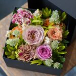 バラとくすみカラーのカーネーションで