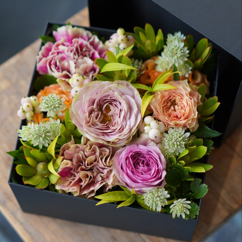 バラとくすみカラーのカーネーションで