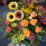 お祝いのアレンジメント。色味を抑えつつ華やかに。