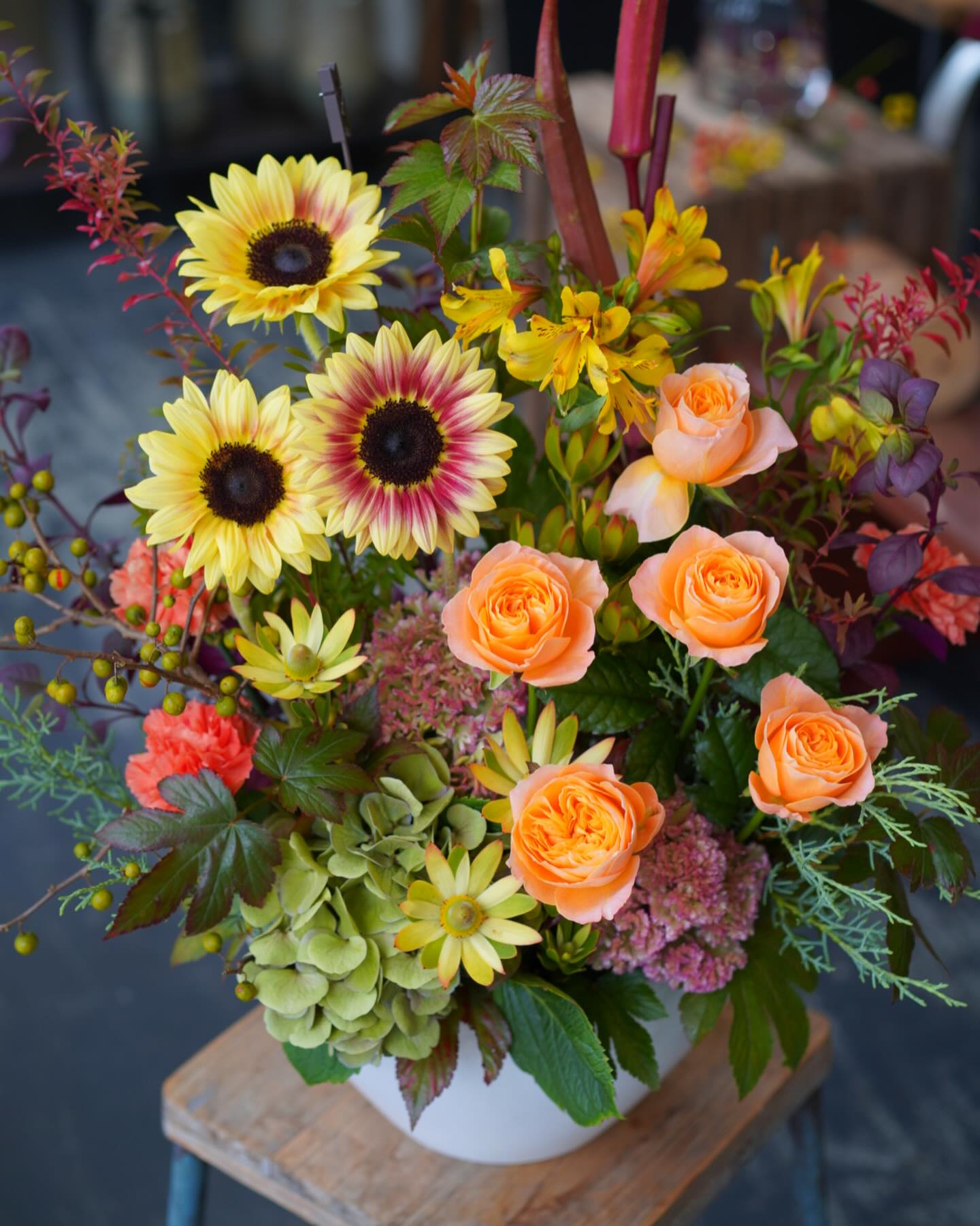 お祝いのアレンジメント。色味を抑えつつ華やかに。