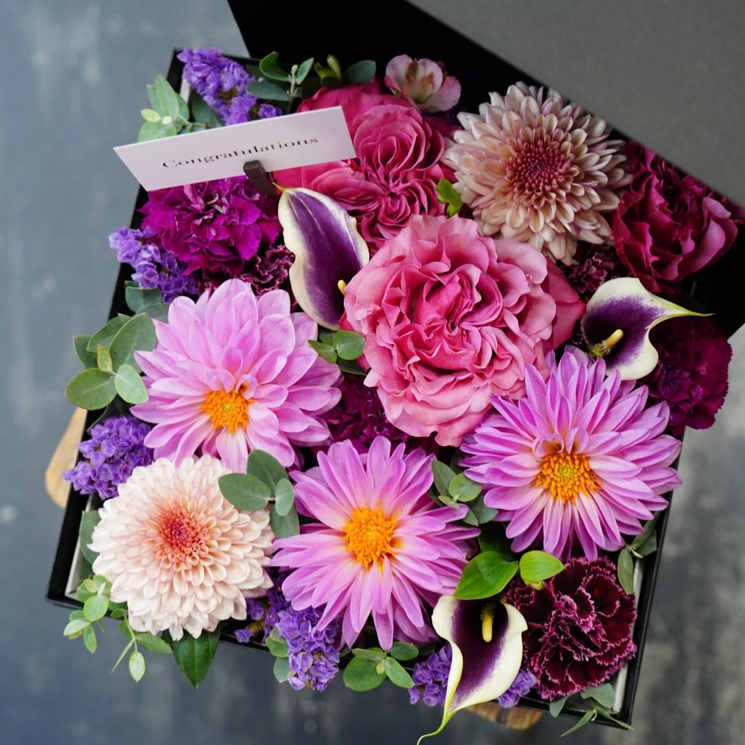 旬の『ダリア』『マム』『バラ』がもりもりのBOXアレンジメント！