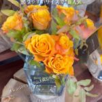 たくさんオレンジバラを仕入れたので、サービスプライスでお出ししてます.