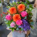 ダリアが目を惹くアレンジメント。