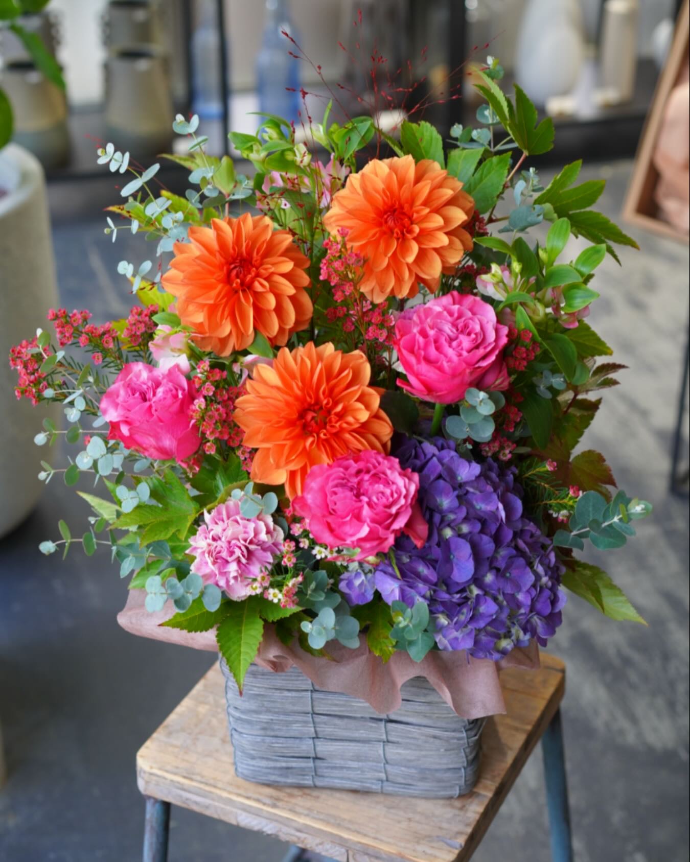 ダリアが目を惹くアレンジメント。