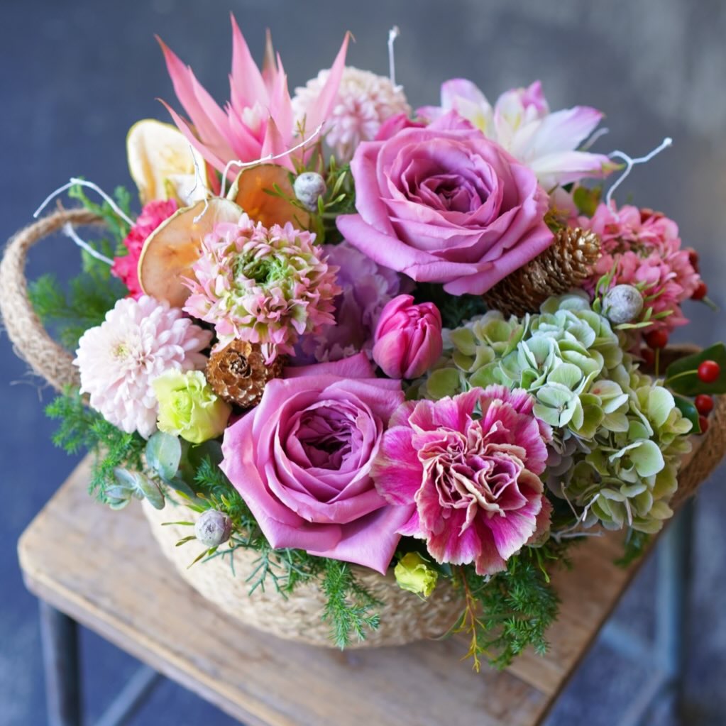 早いもので春の球根、チューリップが出てきています。