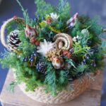 爽やかな香りを纏ったグリーン達と、存分にクリスマスの雰囲気が楽しめるアレンジメント。