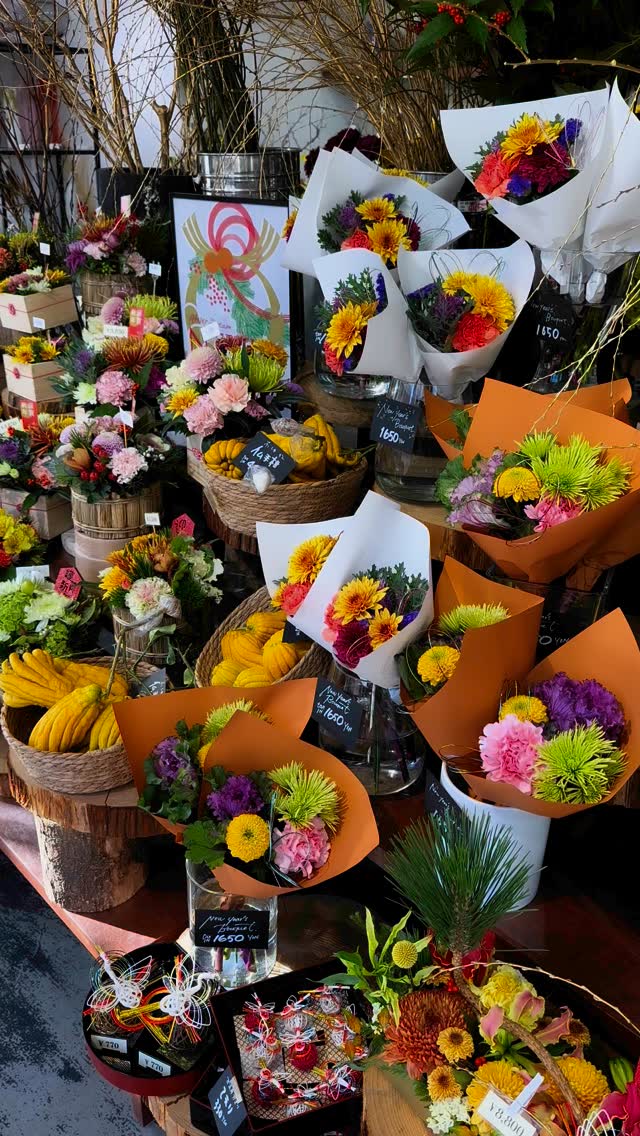 本日からお正月アレンジメントのお店売りがスタートです