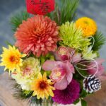 マムやラン、松で華やかなお正月の彩りに