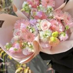 やわらかなピンクを束ねて、春らしいブーケに