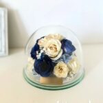 濃いブルーのバラと白いバラの組み合わせがとっても素敵ですブルーのバラも綺麗にドライ加工できます