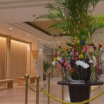 和モダンの洗練された空間に、鮮やかな緑と白、彩り豊かな草花が織りなす、美しいお出迎えの風景。