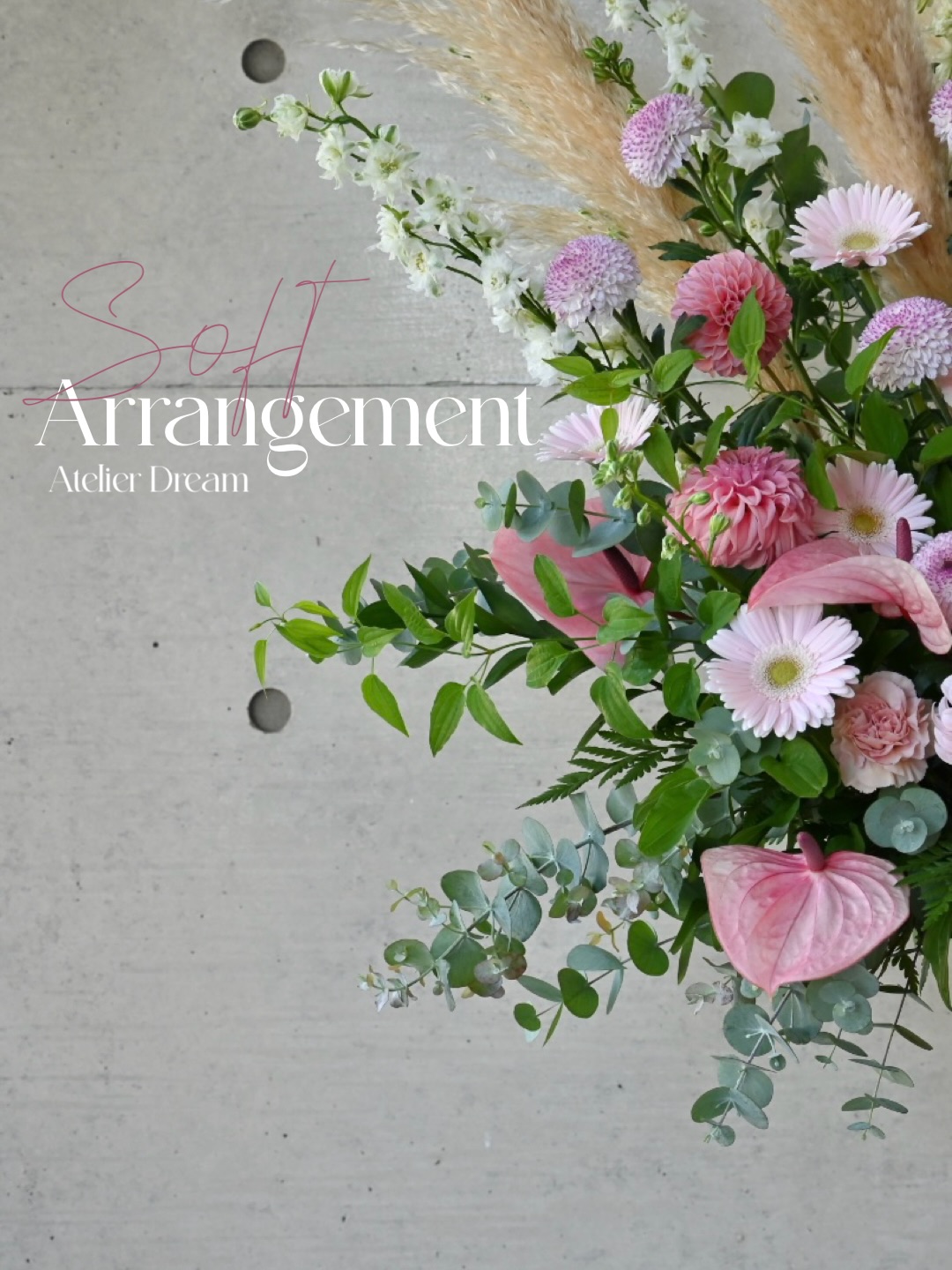 soft Arrangement ふんわりと広がるパンパスの動きに 淡いピンク色のお花を重ねた 優しく華やかなアレンジメント 今回は結婚記念日のご用途ということで 可愛らしさをたっぷりと、、、 お誕生日や記念日のお祝い、 開店祝いなど、